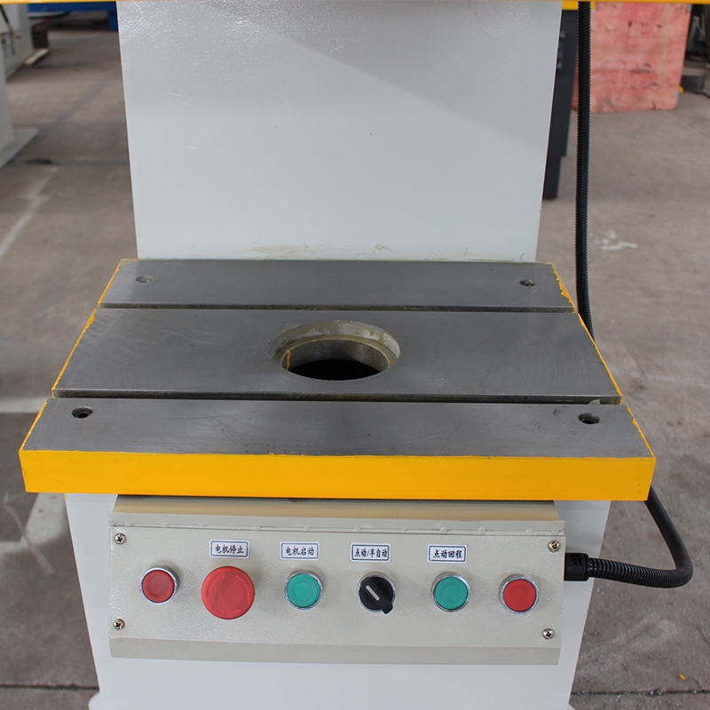 63T帶四向?qū)е絾伪垡簤簷C(jī)