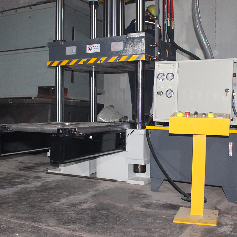 100噸移動(dòng)工作臺(tái)四柱液壓機(jī)